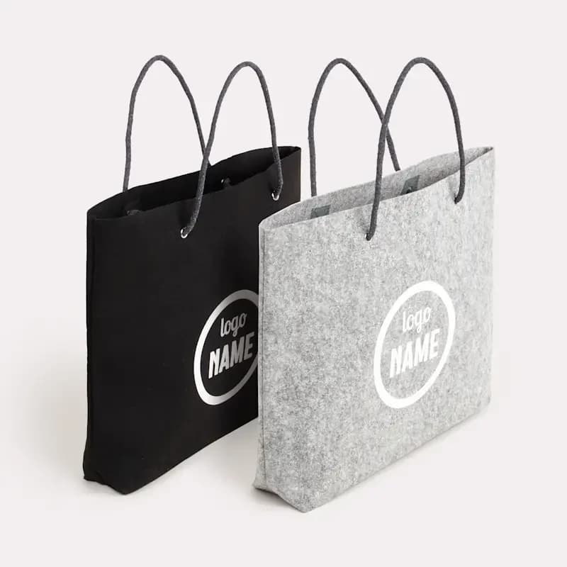Sacs en feutrine avec anses en corde